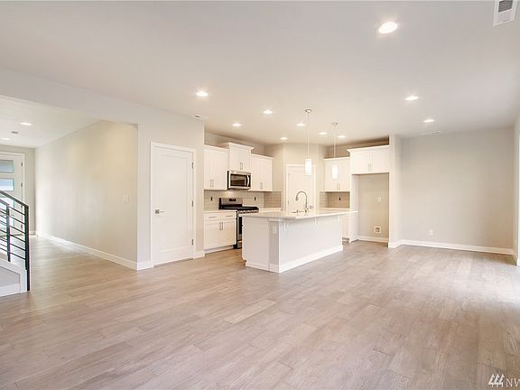 2581 plan - photos of another home at a different community.  Details will vary