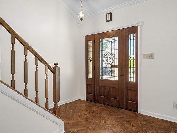 5th image of 2710 Forestview Dr