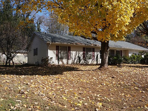 3rd image of 402 Holland Cir