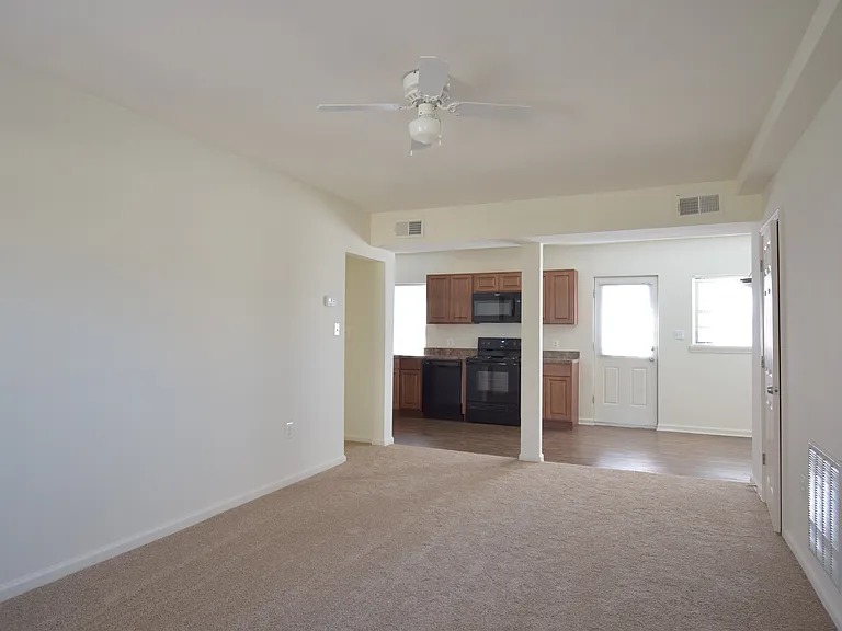Stansbury Manor Apartments & Townhomes — Photo 11