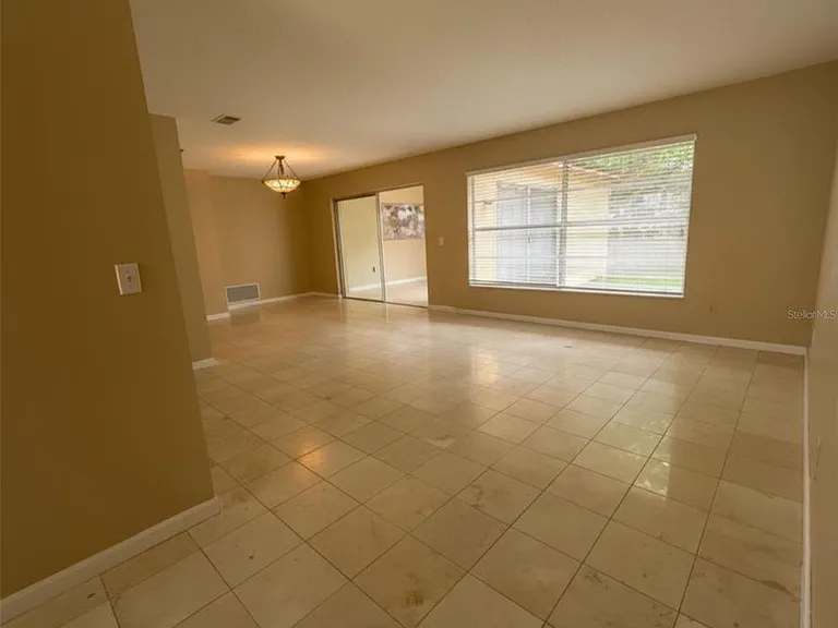 208 Shady Holw — Photo 5