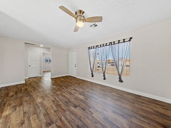 5th image of 113 Dogwood St