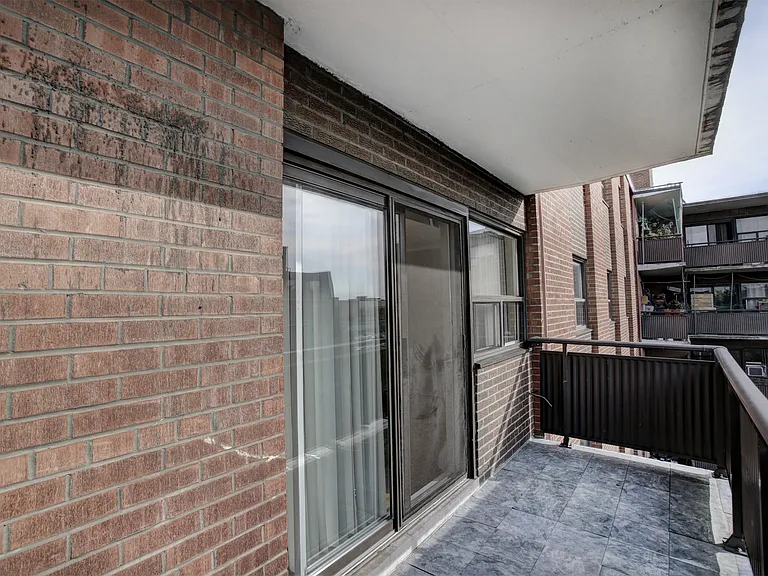 2503 Hurontario St — Photo 18