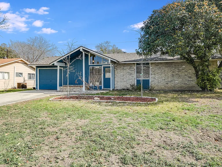 227 Shin Oak Dr — Photo 2