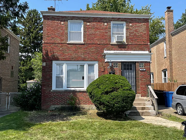 7630 S Hoyne Ave — Photo 1
