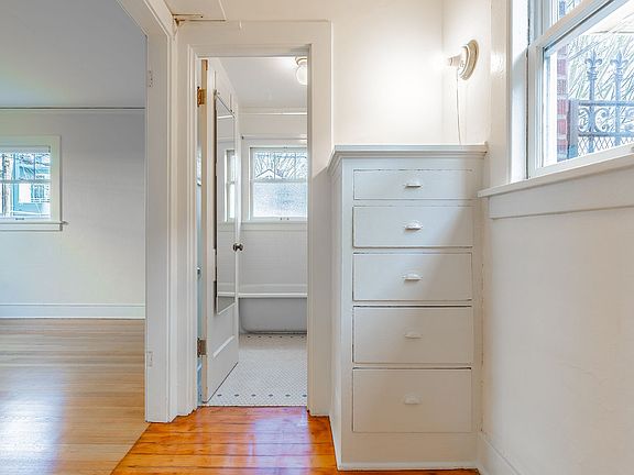 5th image of 425 & 435 10th Ave E #3