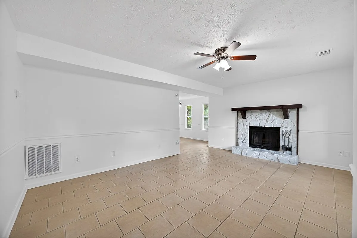 3 bed, 2.5 bath, 1564 sqft, $1,850 — Photo 3