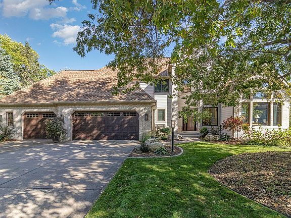 2nd image of 1099 W Royal Oaks Dr