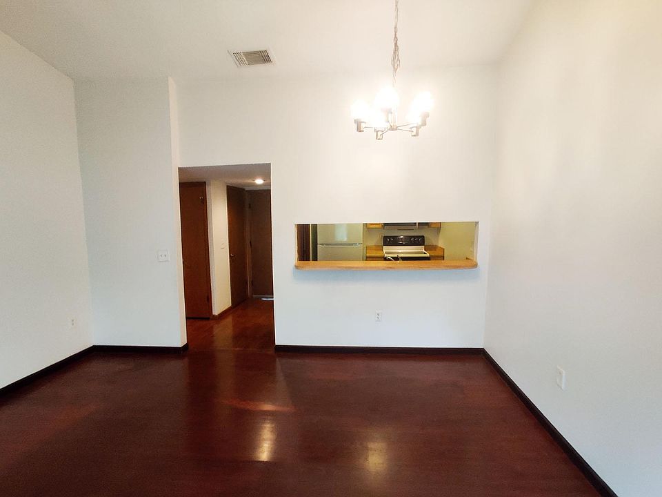 1st image of 119 Crown Point Cir #119