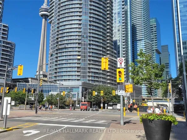 8 York St #1206, Toronto, ON M5J 2Y2