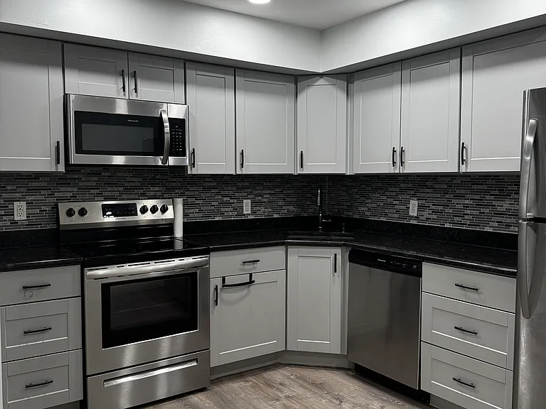 B14 Avon Dr #B14 — Photo 1