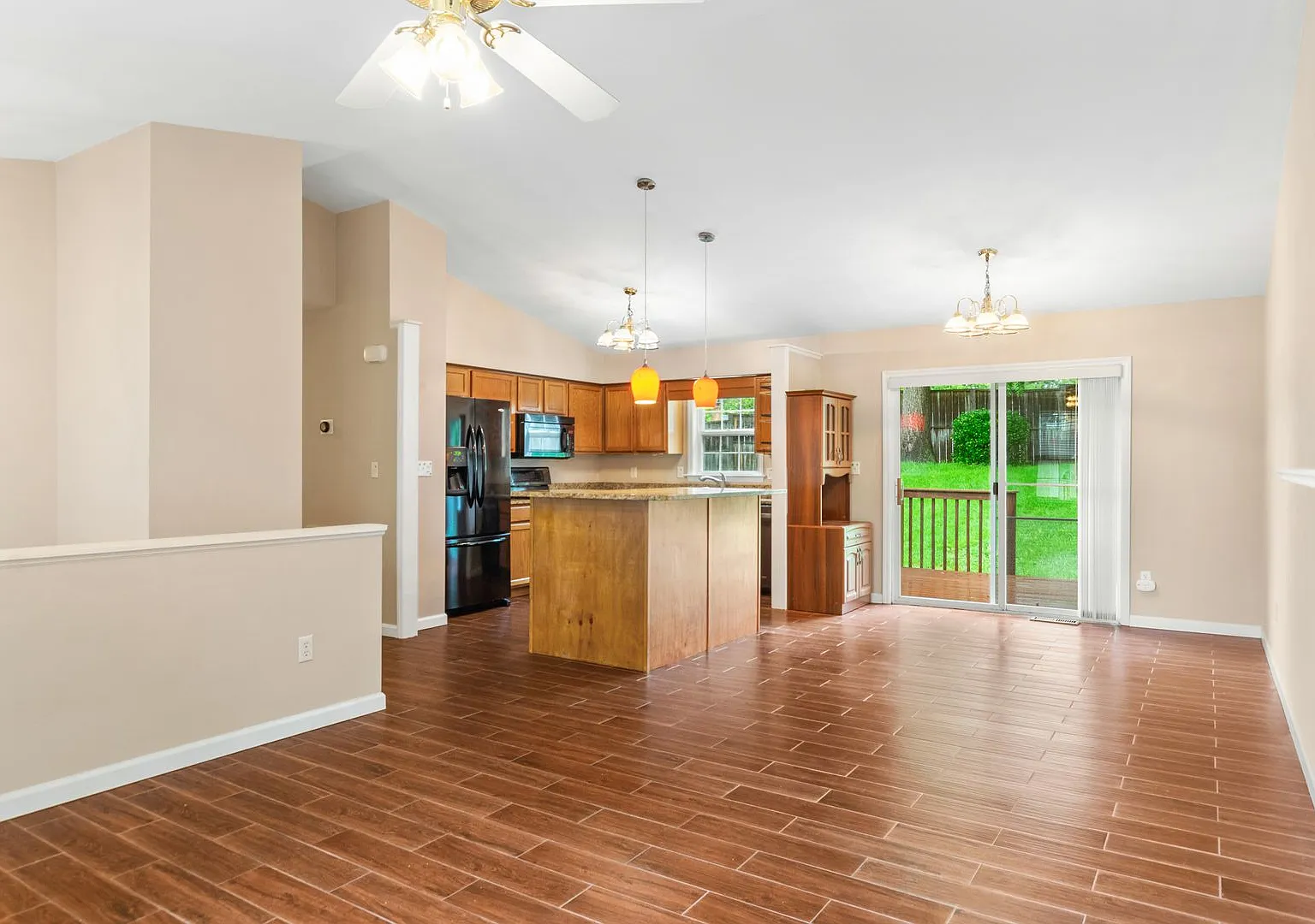 3 Bed / 3 Bath. Pet Friendly. Easy access to US 460 / I 81. — Photo 4