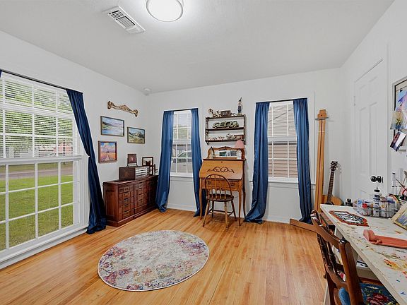 4th image of 1032 N Lockhart St