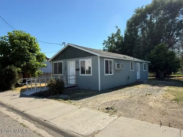 510 Division St, Grandview, WA 98930