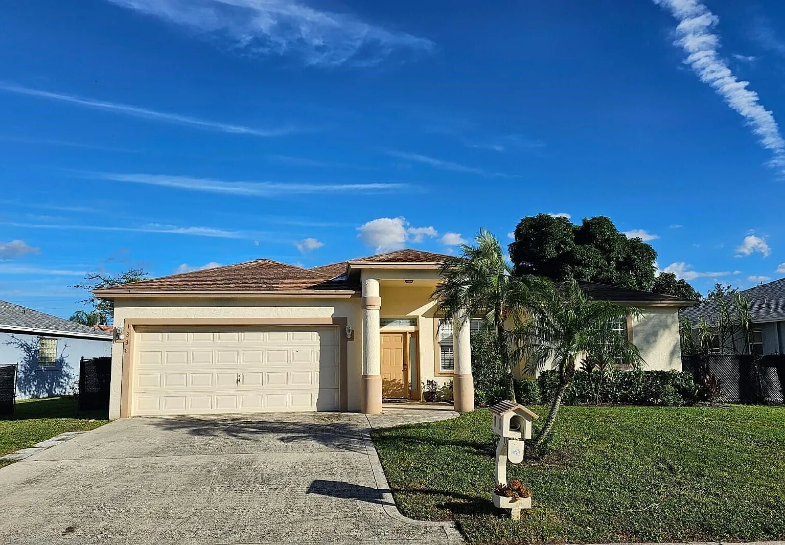 3 bed, 2.0 bath, 1855 sqft, $3,350 — Photo 3