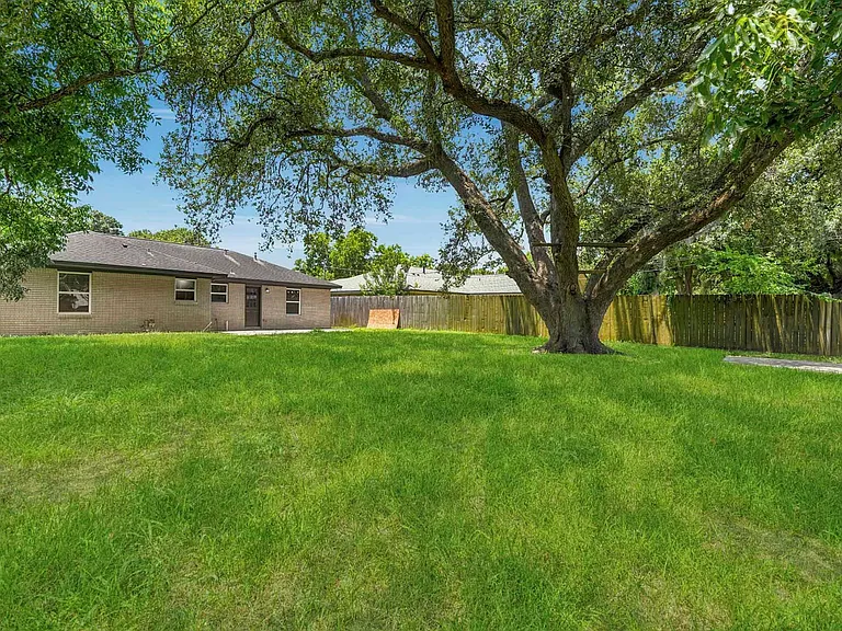 913 Meadowlane St — Photo 27