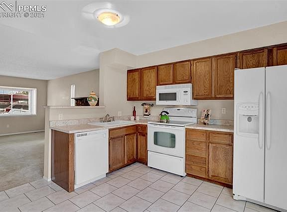 4th image of 7651 Lexington Manor Dr