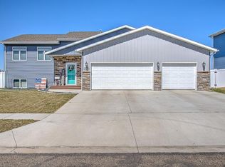 218 Brandenburg Loop, Bismarck, ND 58504