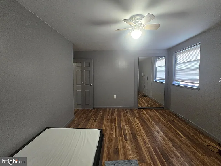 529 Foster St — Photo 13