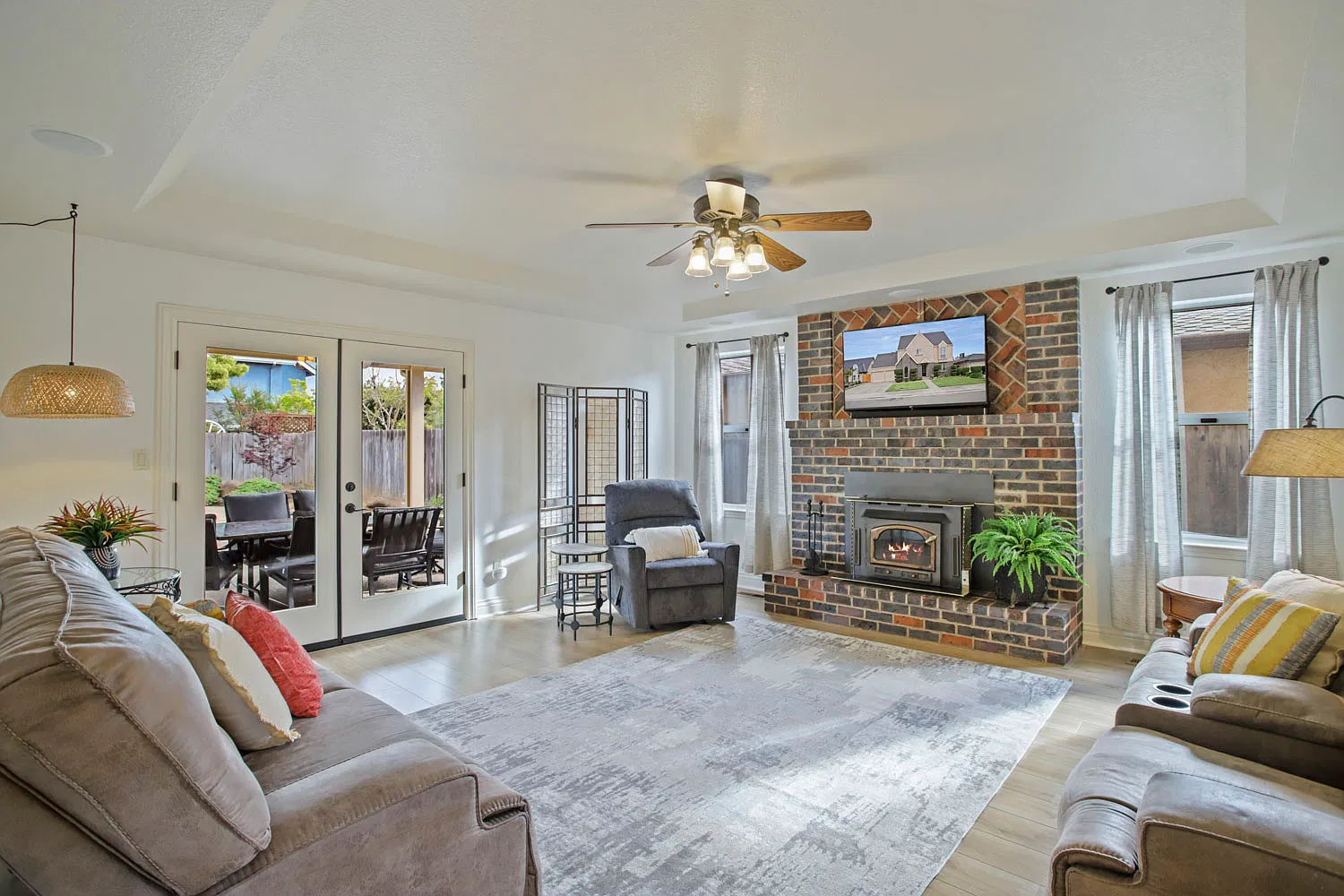 2925 Park Oak Dr — Photo 3