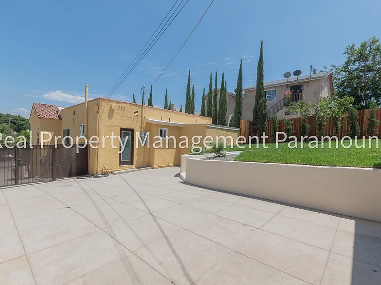 1867 S Redondo Blvd — Photo 43
