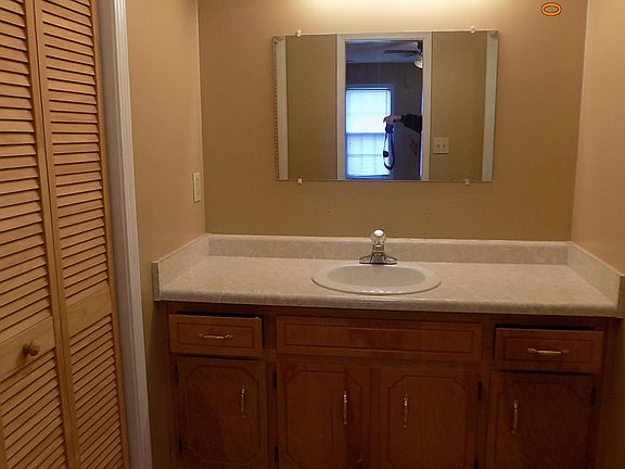 4th image of 806 Chancery Ln