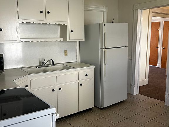 3rd image of 906 Lincoln Ave