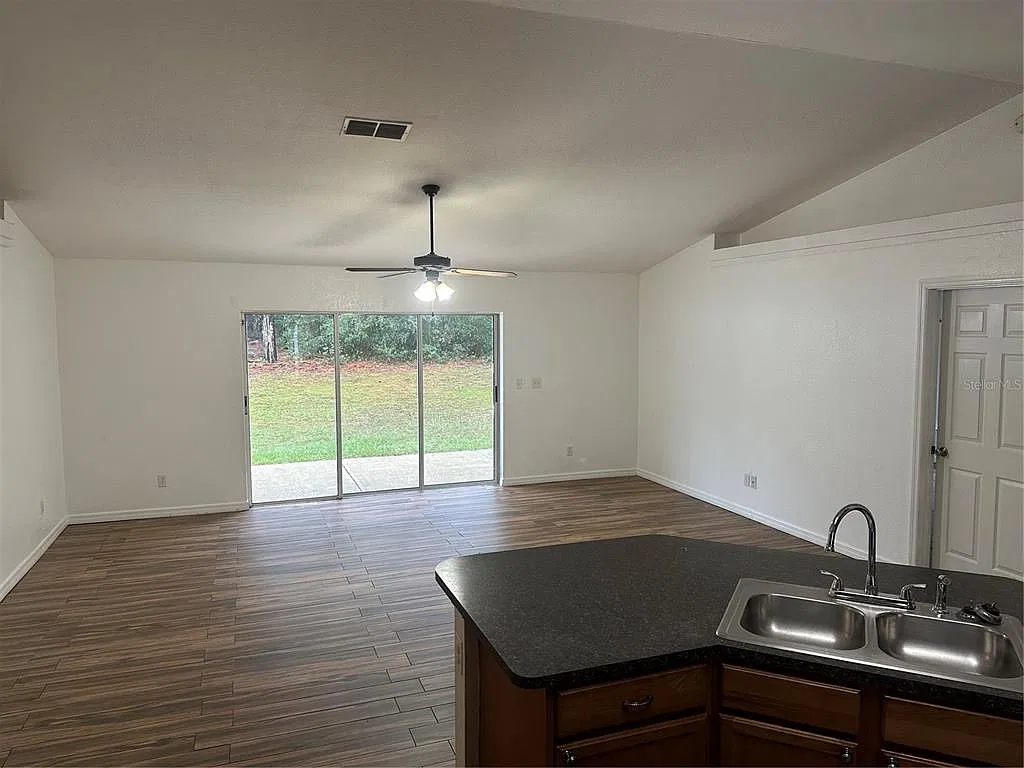 3 bed, 2.0 bath, 1818 sqft, $1,495 — Photo 3