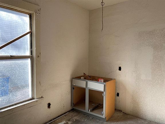 2nd image of 2150 Lee Ave