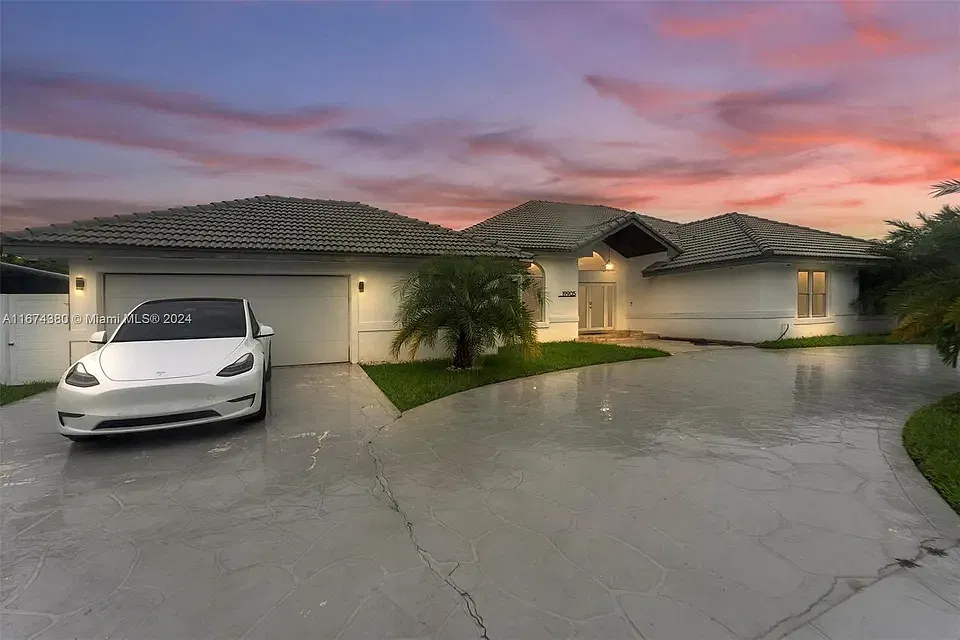 4 bed, 3.5 bath, 3114 sqft, $6,000 — Photo 1