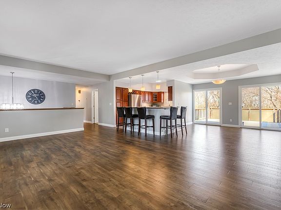 5th image of 924 E Schaaf Rd