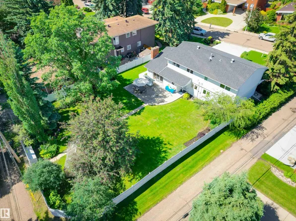 8723 137th St NW, Edmonton, AB T5R 0C5