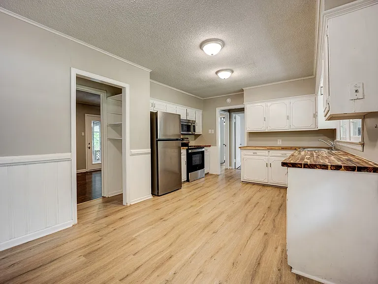 2823 Independence St — Photo 2