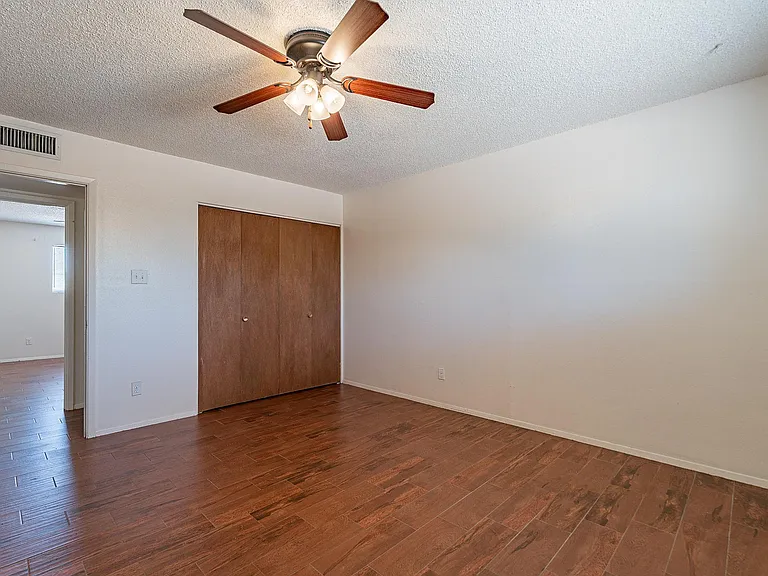 239 E Erie Dr — Photo 28