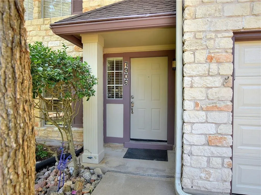 4 bed, 3.5 bath, 2640 sqft, $2,400 — Photo 2