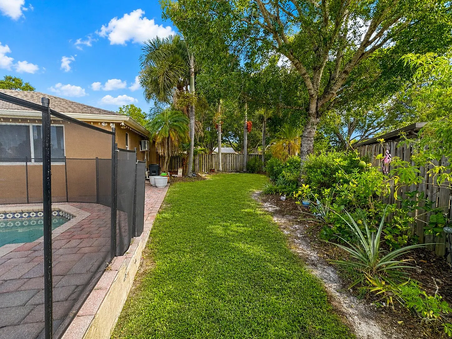 3 bed, 2.0 bath, 1965 sqft, $5,400 — Photo 3