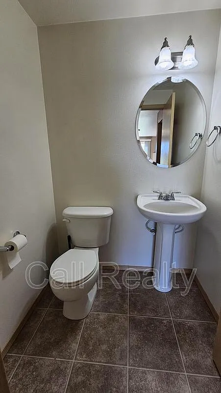 4 bed, 2.5 bath, 2270 sqft, $2,400 — Photo 4