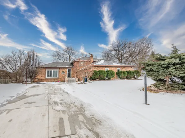 8821 W 100th St, Palos Hills, IL 60465