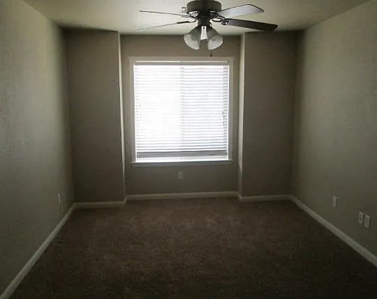 402 E Ash St — Photo 8