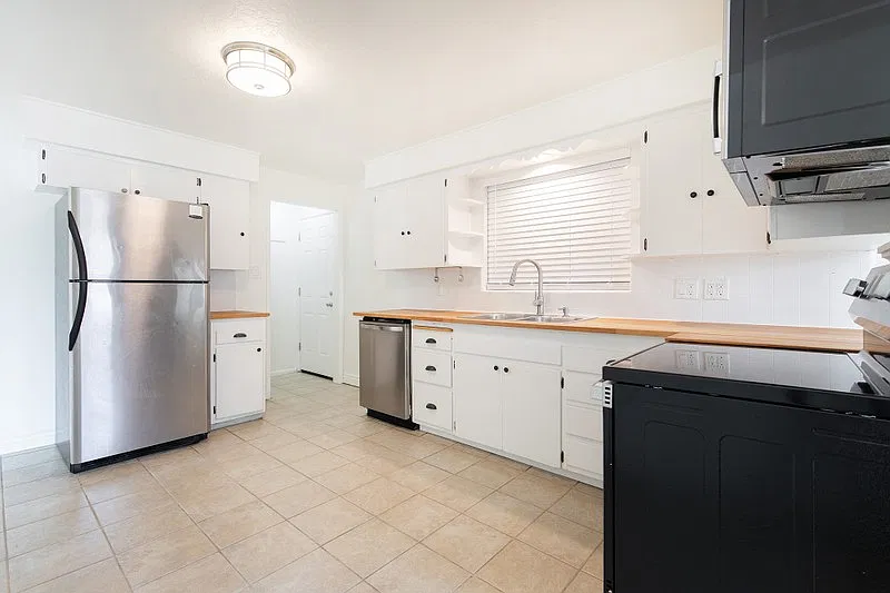 Charming 4 BR/2BA Home in Midvale! Great Location! — Photo 3