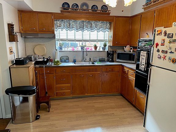 4th image of 9411 Avenue
