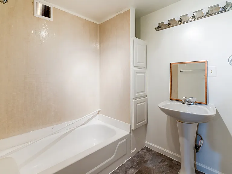 5704 Monroe St — Photo 5
