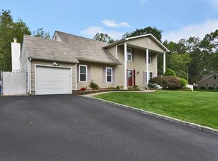5 Ballad Cir, Holbrook, NY 11741