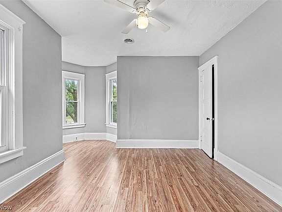 3rd image of 3624 Archwood Ave