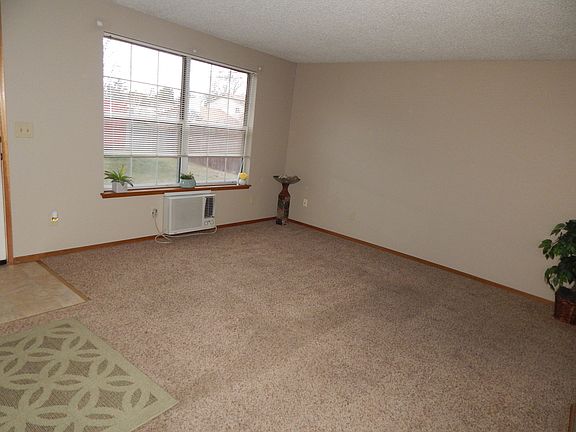 4th image of 1204-1206 S 40th Ave #1204B