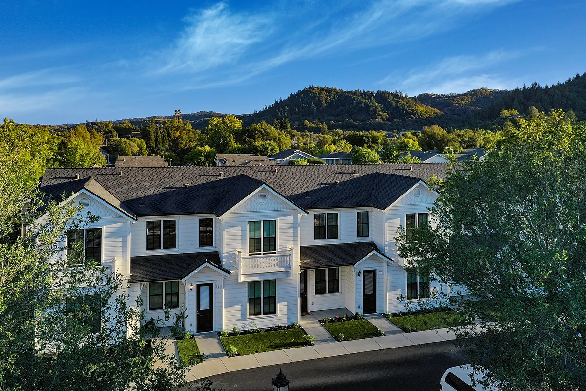 Building Photo - 705 S Cloverdale Blvd #2