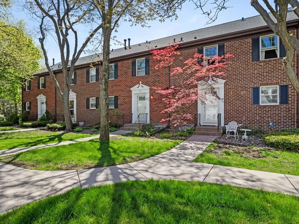 617 Maple Park Dr, Mendota Heights, MN 55118