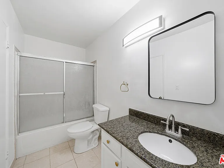 425 S Kenmore Ave #111 — Photo 8