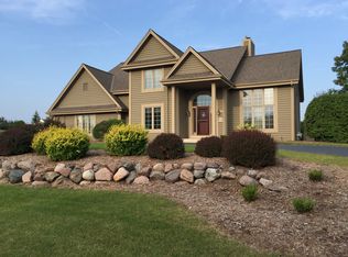 W136N6487 Cobblestone Dr, Menomonee Falls, WI