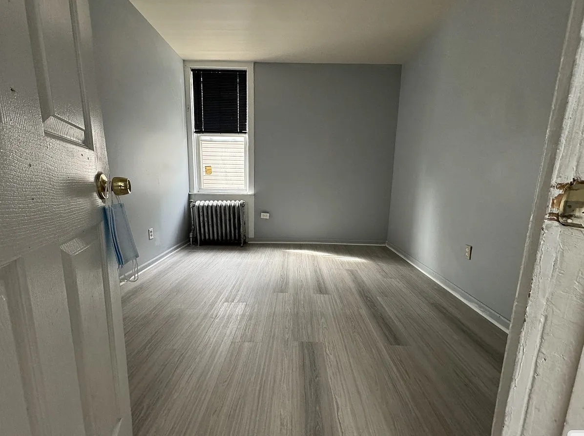3 bed, 1000 sqft, $2,500 — Photo 2